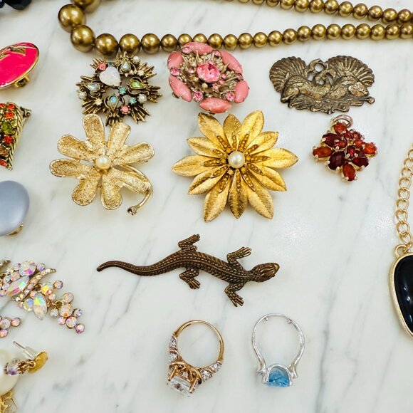 Huge collection of Vintage jewelry with Vanity/Dresser Tray - Picture 12 of 17